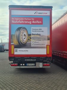 Heckwerbung auf einem Sattelauflieger von First Stop