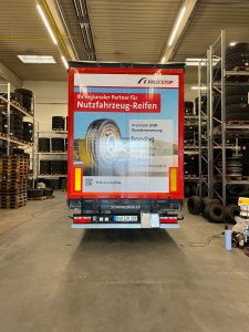 Lkw-Beschriftung für First Stop in Paderborn-Mönkeloh