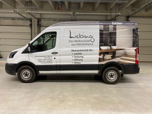 Seitenansicht Ford Transit nach der Beschriftung