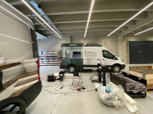 Arbeitsumfeld für eine Beschriftung am Ford Transit