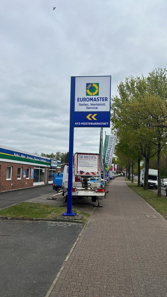 Ansicht Werbemast bei Euromaster in Norddeutschland