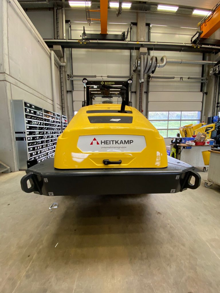 BOMAG-Walze mit Beschriftung für Heitkamp im Werk in Boppard