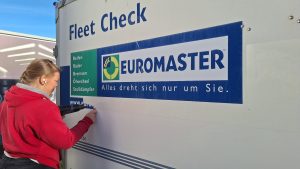 Euromaster Anhänger vor der Entfernung der alten Beschriftung