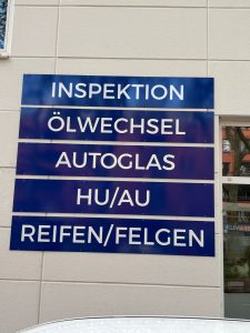 Werbeschilder für Inspektion, Ölwechsel und Autoglas bei Euromaster Köln