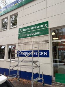 Montage neuer Werbeschilder bei Euromaster in Köln