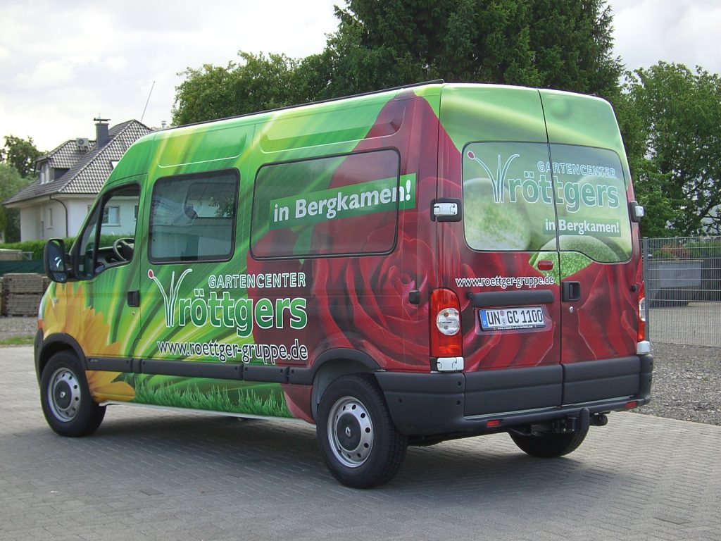 Vollfolierter Transporter mit Blumenmotiv