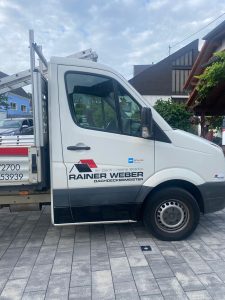 Beschrifteter VW Crafter eines Dachdeckerbetriebs