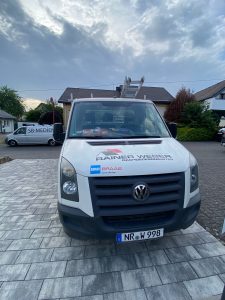 Beschrifteter VW Crafter eines Dachdeckerbetriebs
