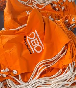 Orangefarbene Gymbags mit Logo von OBO Bettermann