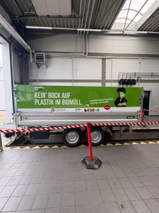 Anhängerbeschriftung der Stadt Geseke gegen Plastik im Biomüll