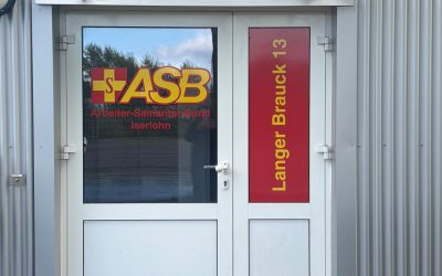 Objektbeschriftung für den ASB in Iserlohn – Türbeschriftung und individuelle Tassen