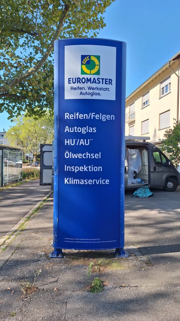 Projekt abgeschlossen: Der Euromaster-Pylon in Lörrach mit den von SB Medien gefertigten und montierten Acrylscheiben.