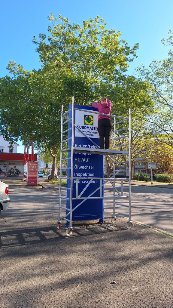 Instand gesetzte Werbestele in Lörrach für Euromaster mit neuen Acrylscheiben